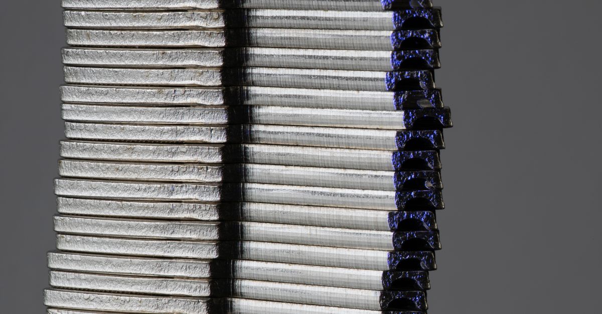 Perfiles metálicos y placas apiladas en una obra en construcción