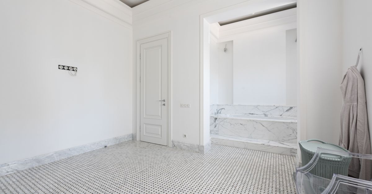 Interior de un baño con cielorraso blanco y detalles de iluminación